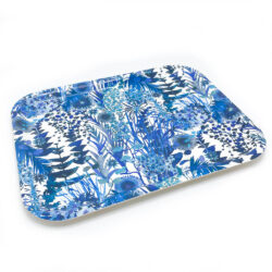 Blaues Tablett mit tropischem Blumendruck