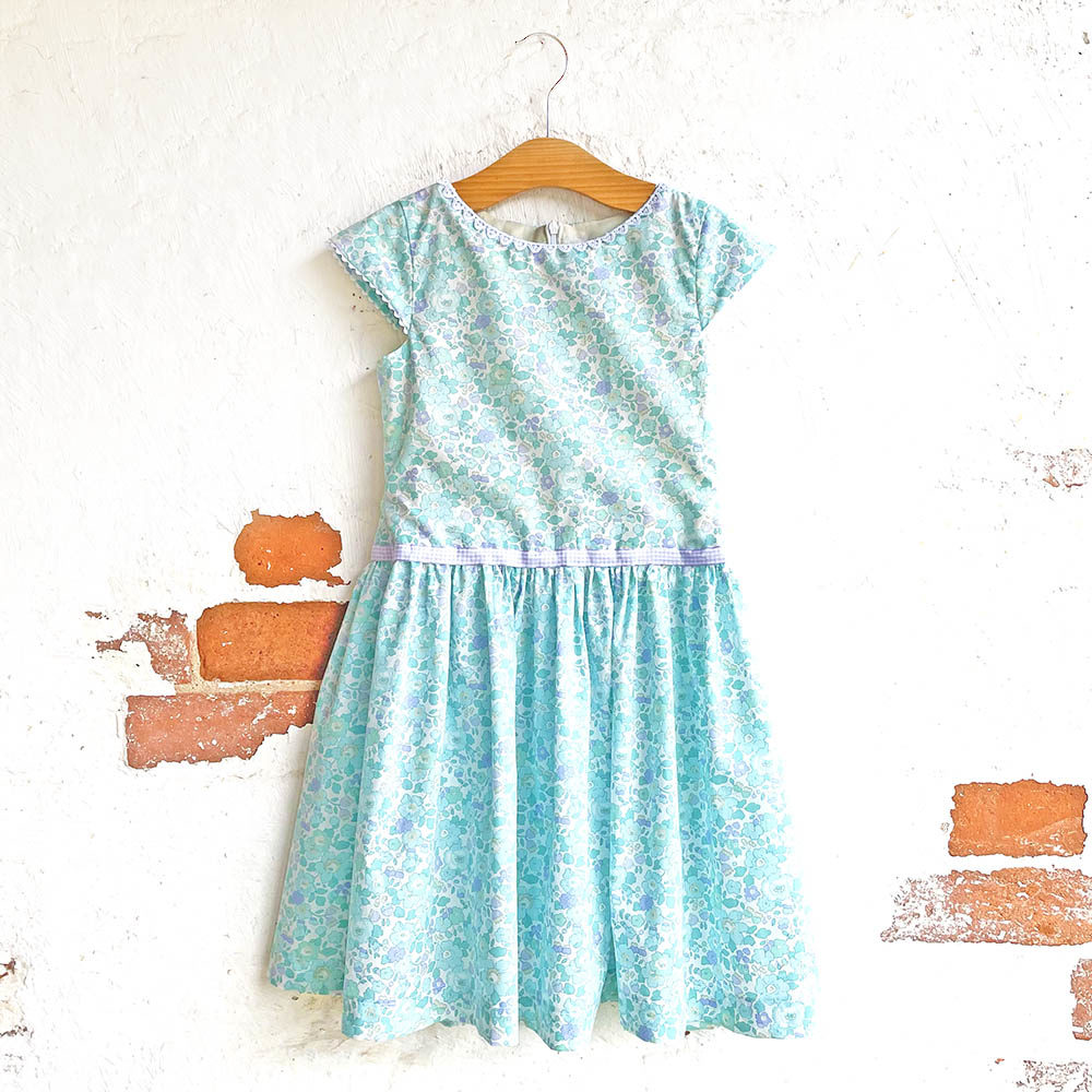 Χαριτωμένο παιδικό φόρεμα Betsy Splash - Alice Caroline - Ύφασμα Liberty,  σχέδια, κιτ και άλλα - Ύφασμα Liberty of London online